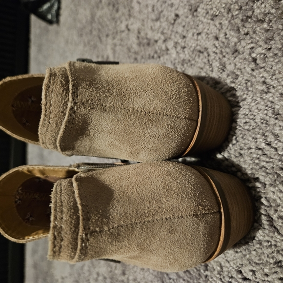 Lucky Brand Tan Suede Ankle Boots Size 9 - Picture 3 of 7